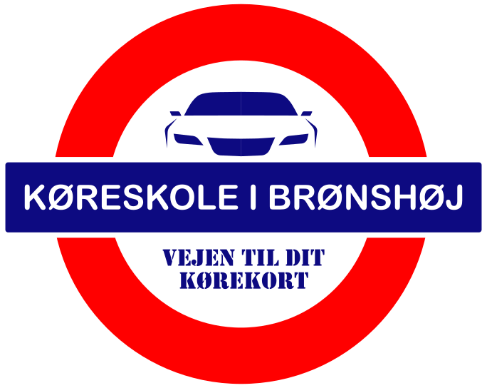 Et logo der ligner et skilt med en rund rød kant og en blå rektangel i midten hvori der står navnet på køreskolen "Køreskole i Brønshøj" og slogan "vejen til dit kørekort" nedenunder